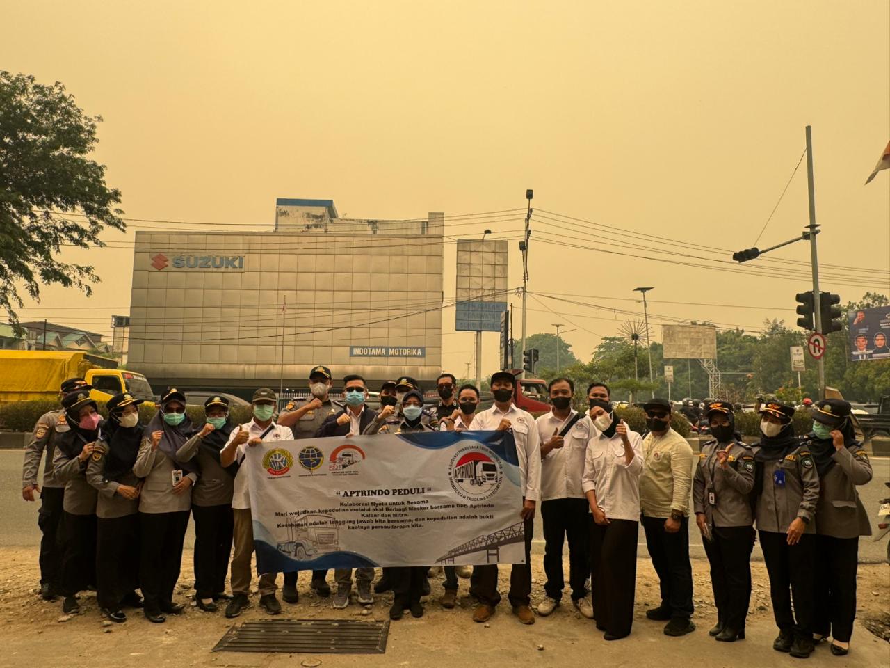 Kabut Asap Pontianak Mencekam — APTRINDO Kalbar dan DISHUB Kota Pontianak Turun Tangan, Bagikan 5.000 Masker ‘ APTRINDO PEDULI ‘ Untuk Pengguna Jalan
