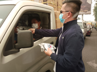 Pemberian masker oleh Pengurus Aptrindo