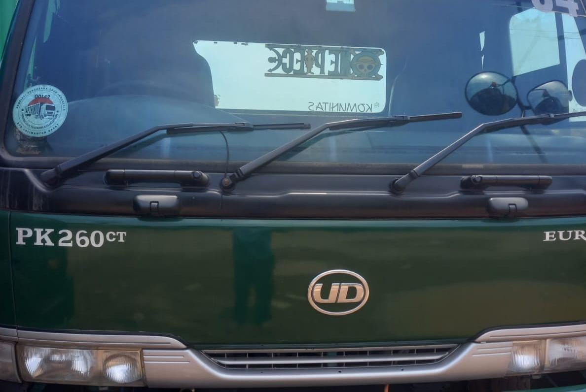 DPD Aptrindo Kalbar Gelar Penertiban Anggota Lewat Pemasangan Stiker Pengenal Unit Angkutan